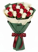 Букет Микс из красных и белых роз в Новохаритоново