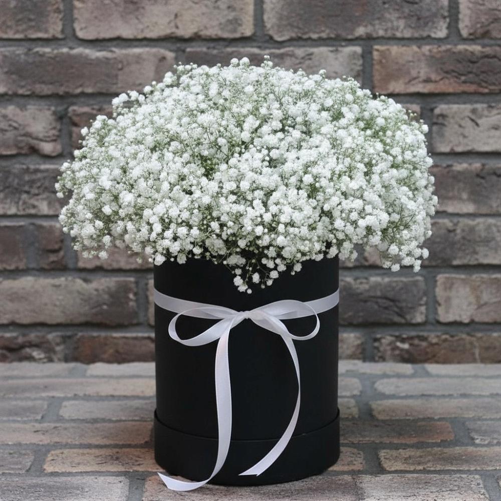 Цветочная композиция из Гипсофила в шляпной коробке в Новохаритоново