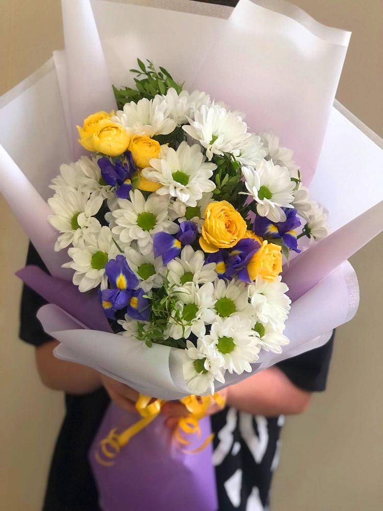 Букет цветов из: Ирисы, Хризантемы и Розы в Новохаритоново