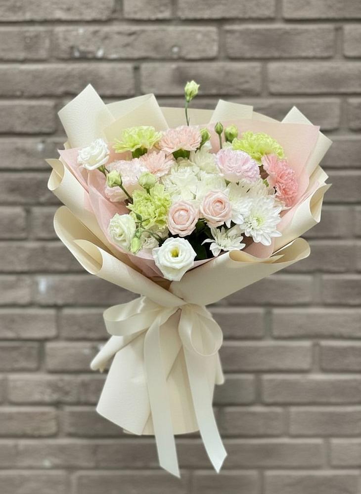 Букет цветов из: Гвоздики, Розы, Лизиантусы и Хризантемы в Новохаритоново