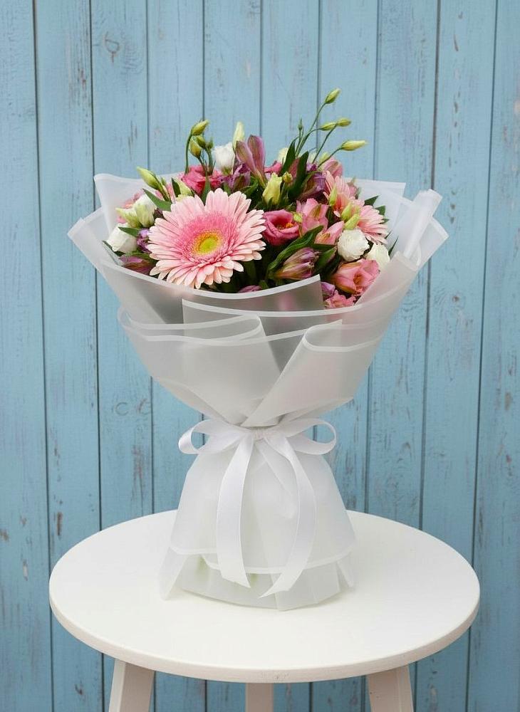 Букет цветов из: Герберы, Альстромерии и Лизиантусы в Новохаритоново