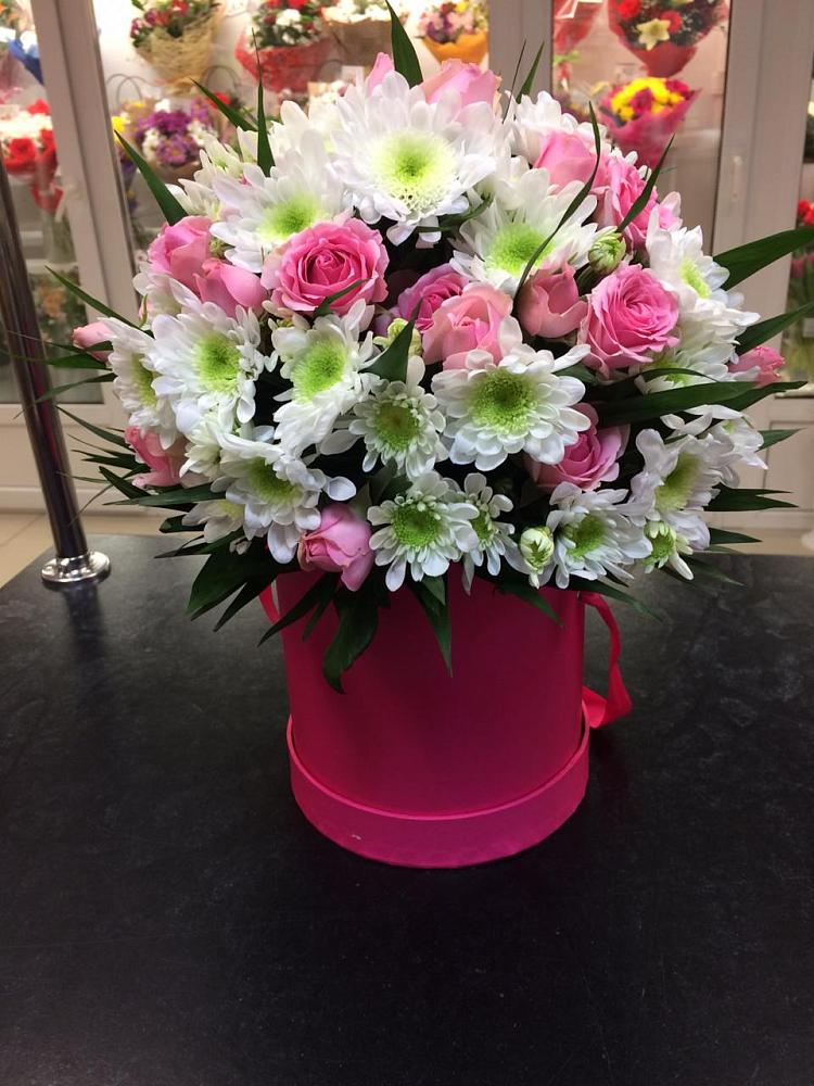 Цветочная композиция из Розы и Хризантемы в шляпной коробке в Новохаритоново