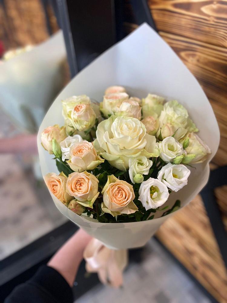 Букет цветов из: Розы и Лизиантусы в Новохаритоново